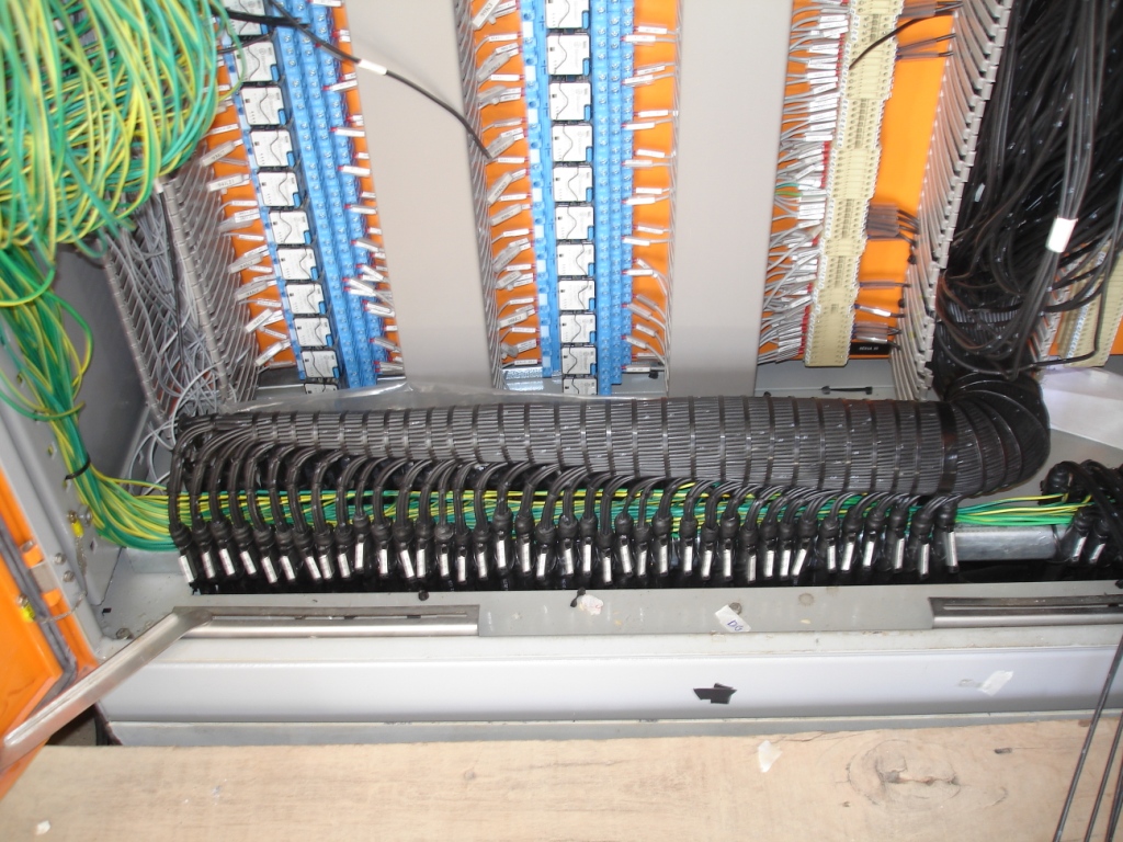 INSTALAÇÃO ELÉTRICA DE ÁREAS INDUSTRIAIS, COMERCIAIS, SHOPPINGS, ETC.